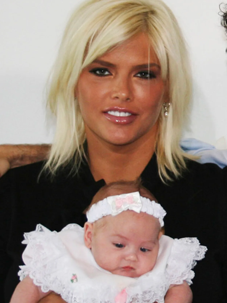 Anna Nicole Smith with her new born daughter Dannielynn Birkhead