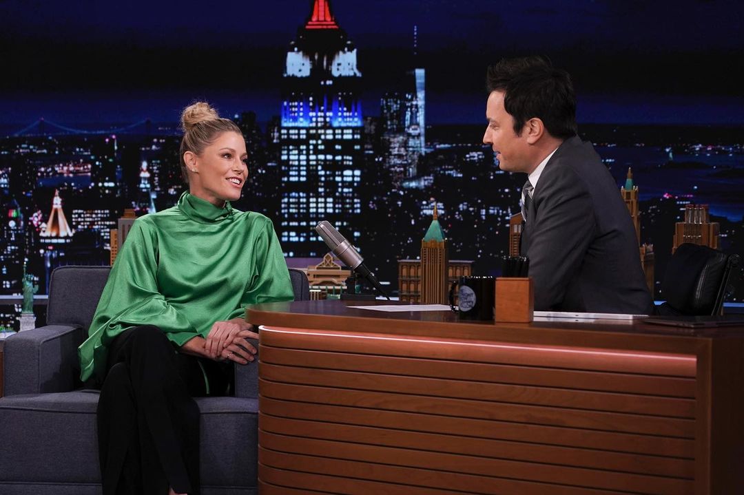 Julie Bowen with Jimmy Fallon on his talk show