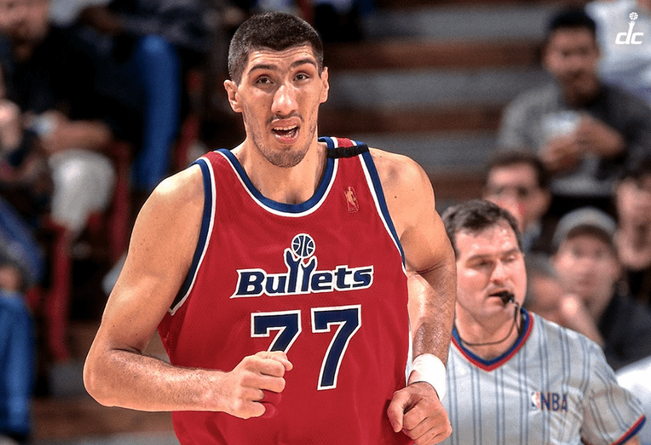 Gheorghe Mureșan playing for Washington Bullets/Wizards